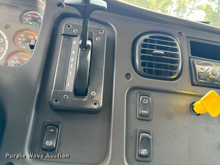 image for item EE7482 2017 Freightliner Business Class M2 box truck