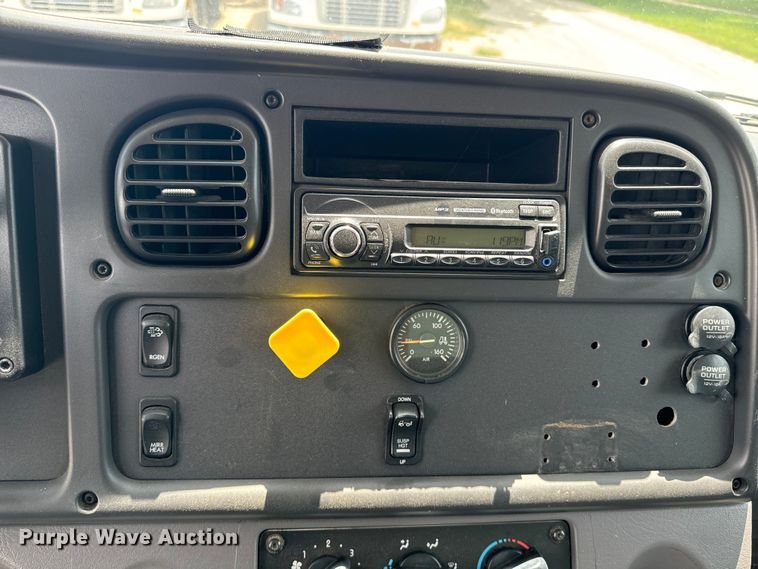 image for item EE7482 2017 Freightliner Business Class M2 box truck