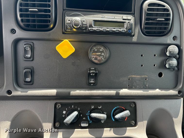 image for item EE7482 2017 Freightliner Business Class M2 box truck