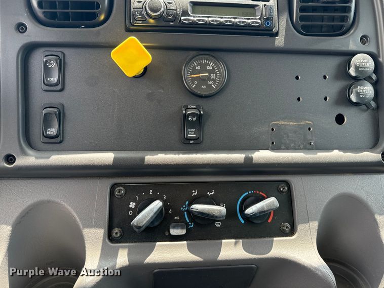 image for item EE7482 2017 Freightliner Business Class M2 box truck