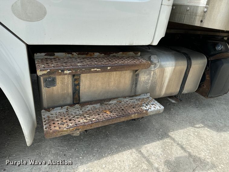 image for item EE7483 2017 Freightliner Business Class M2 box truck