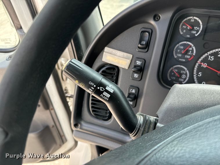 image for item EE7483 2017 Freightliner Business Class M2 box truck