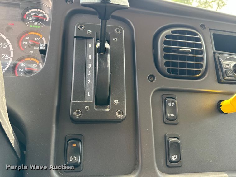 image for item EE7483 2017 Freightliner Business Class M2 box truck