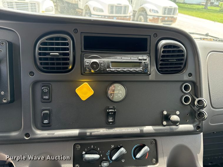 image for item EE7483 2017 Freightliner Business Class M2 box truck