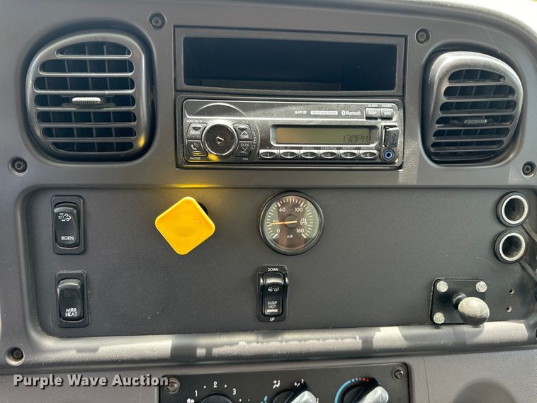 image for item EE7483 2017 Freightliner Business Class M2 box truck