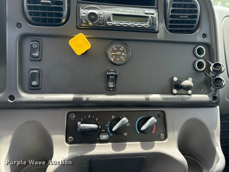 image for item EE7483 2017 Freightliner Business Class M2 box truck