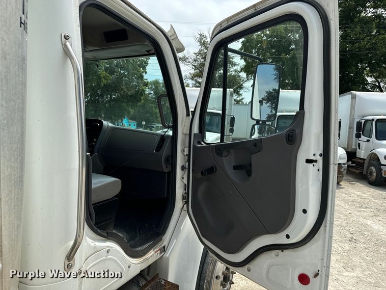 image for item EE7483 2017 Freightliner Business Class M2 box truck