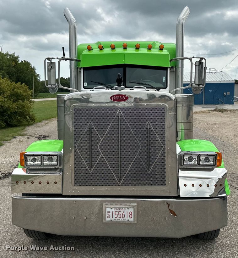 image for item EE7484 2005 Peterbilt 379 semi truck