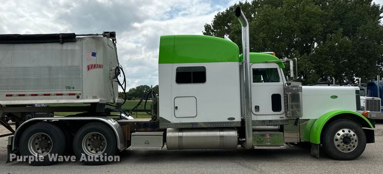 image for item EE7484 2005 Peterbilt 379 semi truck