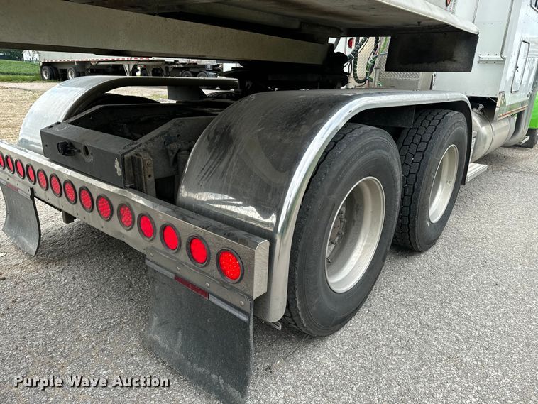 image for item EE7484 2005 Peterbilt 379 semi truck