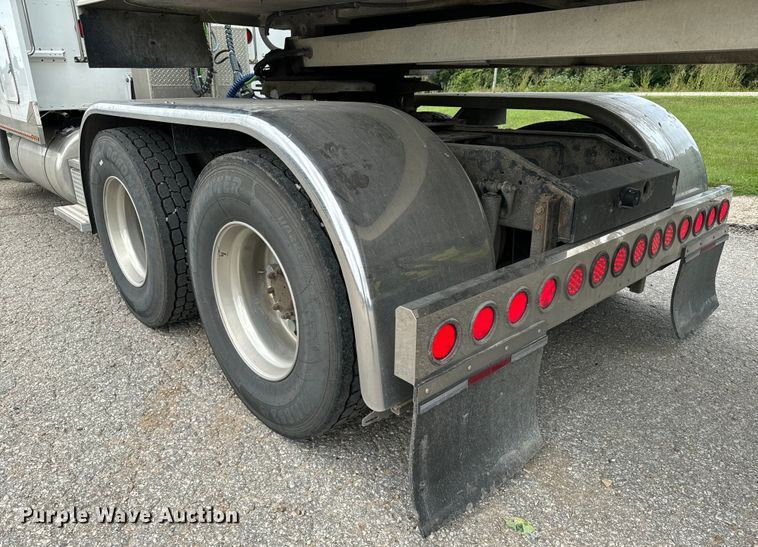 image for item EE7484 2005 Peterbilt 379 semi truck