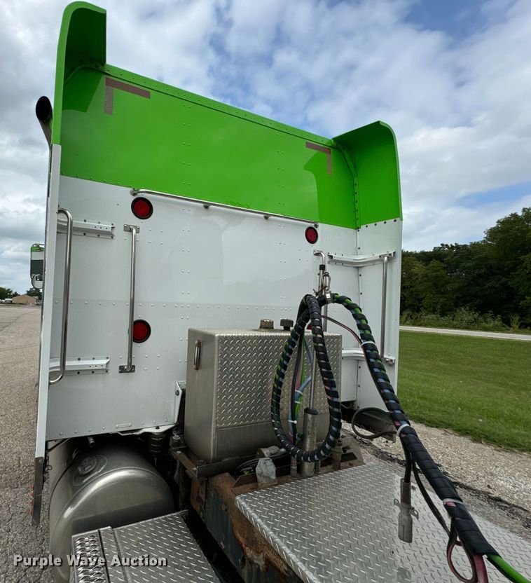 image for item EE7484 2005 Peterbilt 379 semi truck