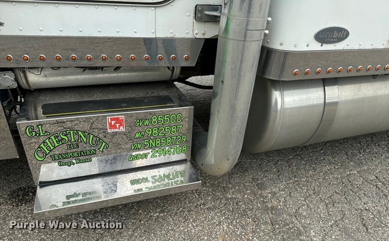 image for item EE7484 2005 Peterbilt 379 semi truck