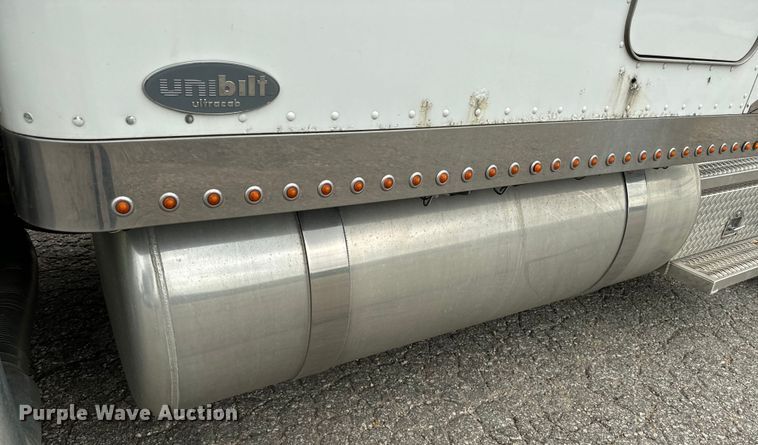 image for item EE7484 2005 Peterbilt 379 semi truck