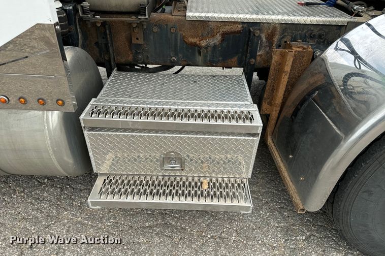 image for item EE7484 2005 Peterbilt 379 semi truck