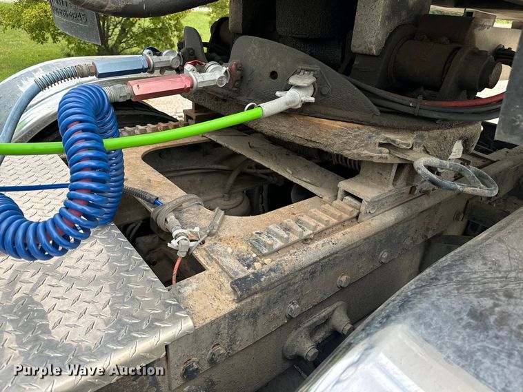 image for item EE7484 2005 Peterbilt 379 semi truck