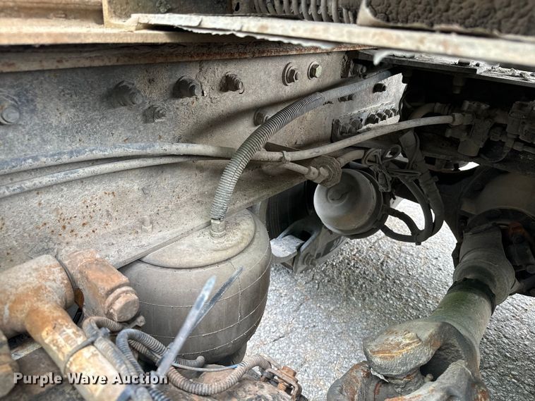 image for item EE7484 2005 Peterbilt 379 semi truck