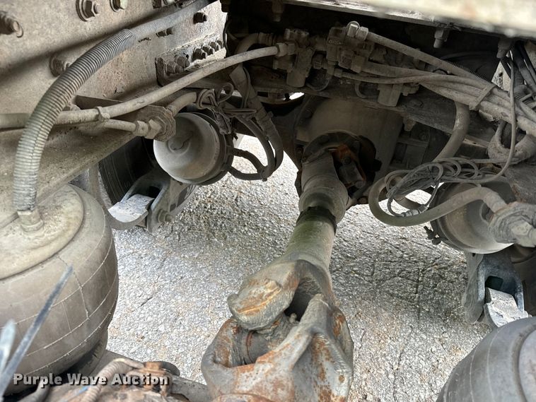 image for item EE7484 2005 Peterbilt 379 semi truck