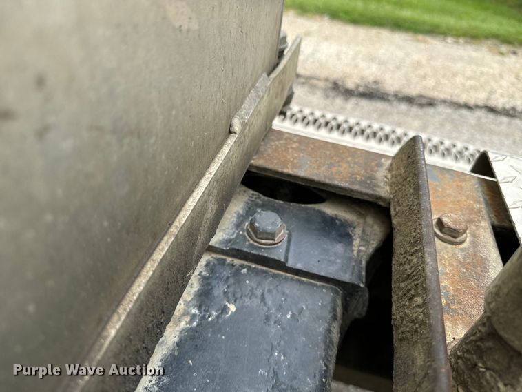 image for item EE7484 2005 Peterbilt 379 semi truck