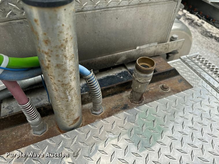 image for item EE7484 2005 Peterbilt 379 semi truck