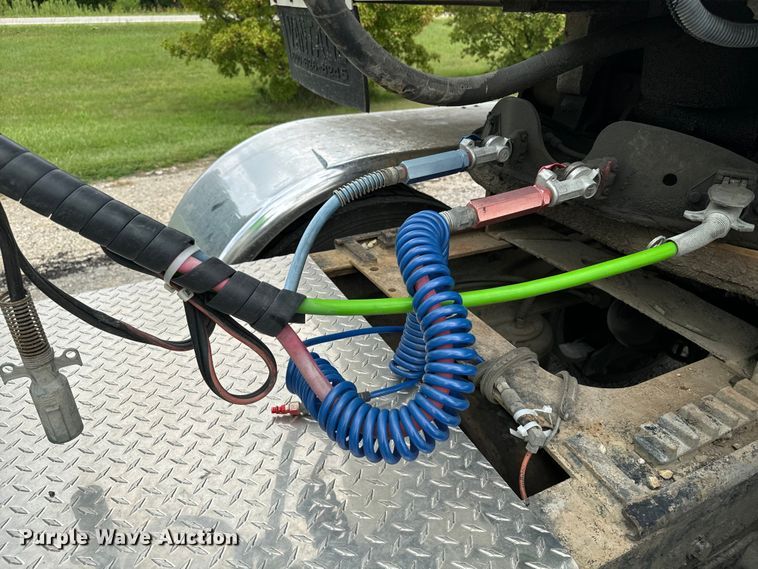 image for item EE7484 2005 Peterbilt 379 semi truck