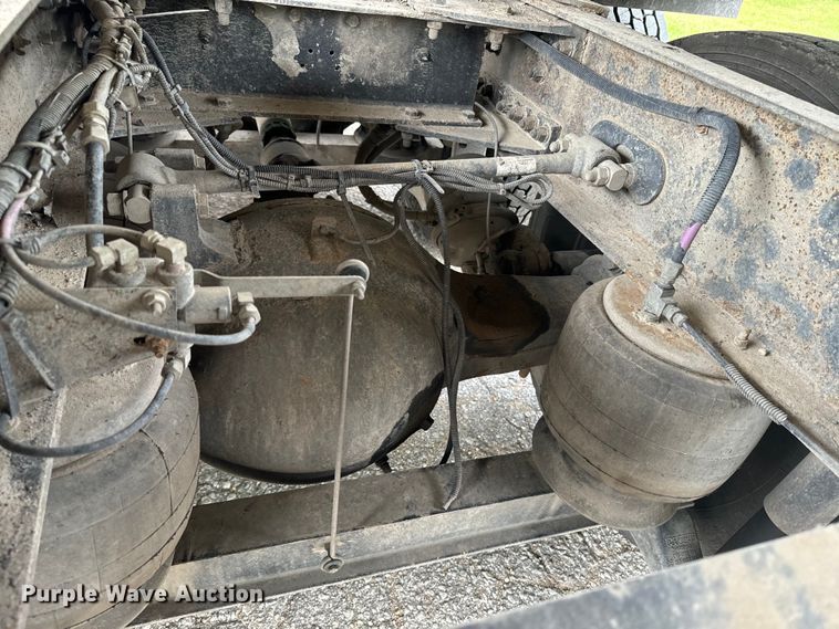 image for item EE7484 2005 Peterbilt 379 semi truck