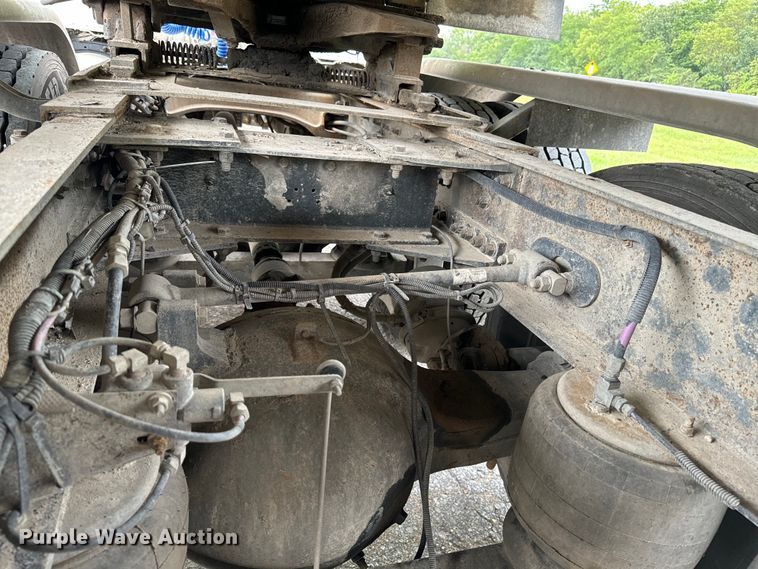 image for item EE7484 2005 Peterbilt 379 semi truck