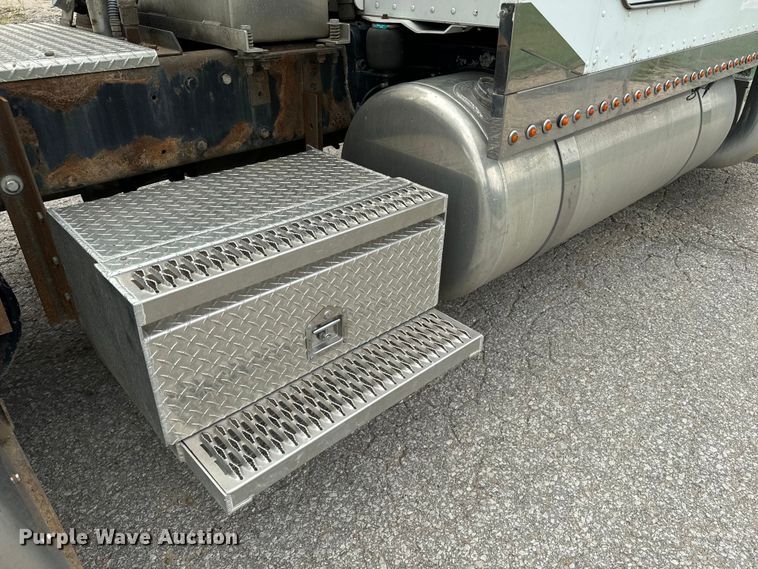 image for item EE7484 2005 Peterbilt 379 semi truck