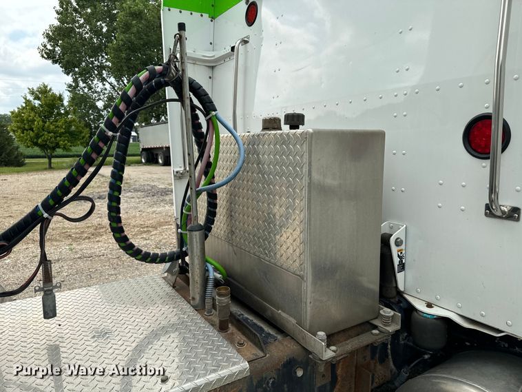 image for item EE7484 2005 Peterbilt 379 semi truck