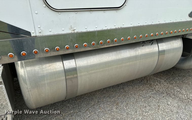 image for item EE7484 2005 Peterbilt 379 semi truck