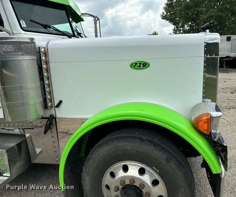 image for item EE7484 2005 Peterbilt 379 semi truck