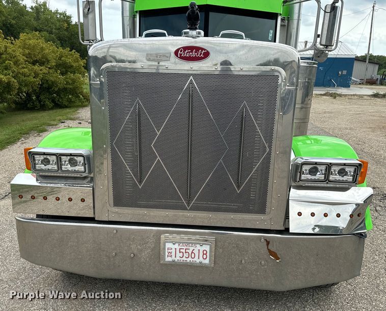 image for item EE7484 2005 Peterbilt 379 semi truck