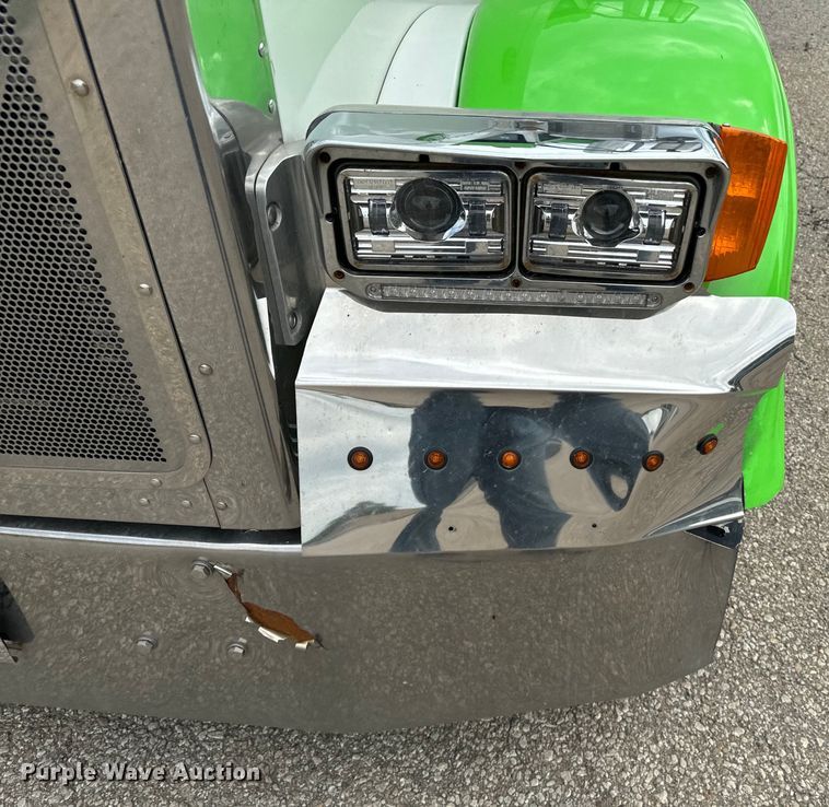 image for item EE7484 2005 Peterbilt 379 semi truck