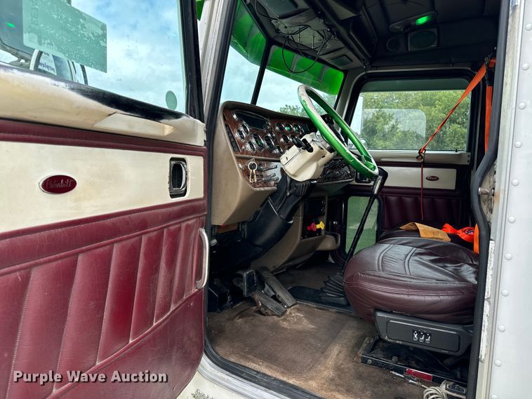 image for item EE7484 2005 Peterbilt 379 semi truck