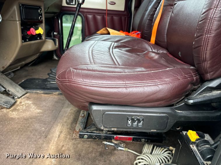 image for item EE7484 2005 Peterbilt 379 semi truck