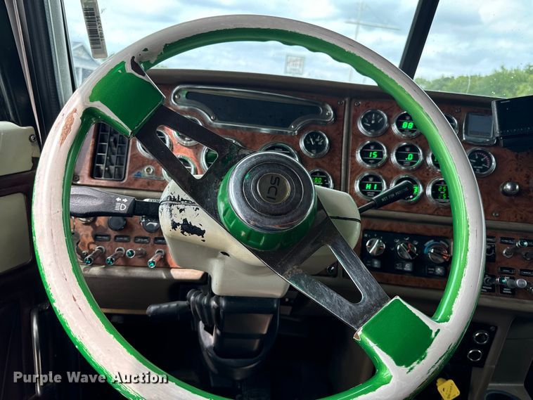 image for item EE7484 2005 Peterbilt 379 semi truck