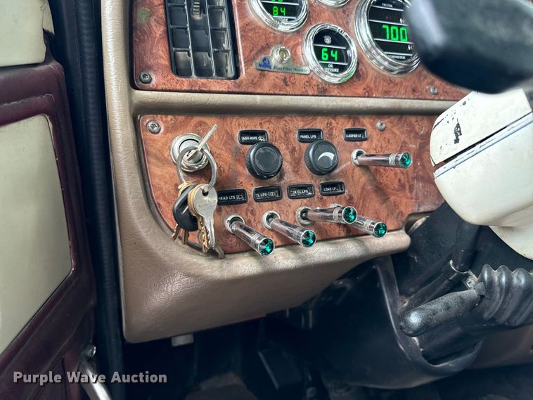 image for item EE7484 2005 Peterbilt 379 semi truck