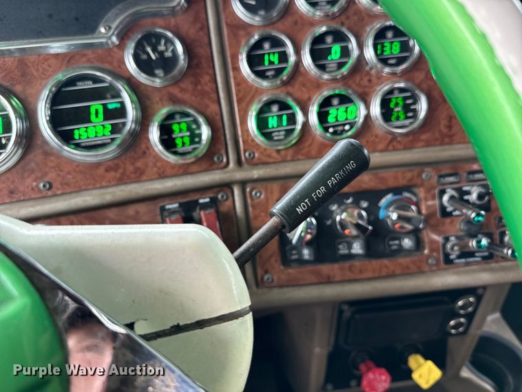 image for item EE7484 2005 Peterbilt 379 semi truck