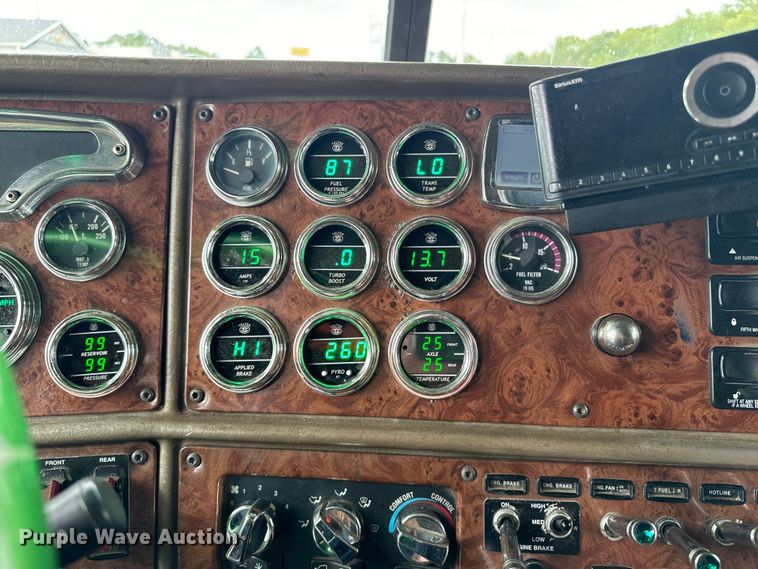 image for item EE7484 2005 Peterbilt 379 semi truck