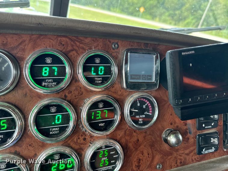 image for item EE7484 2005 Peterbilt 379 semi truck