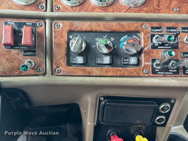 image for item EE7484 2005 Peterbilt 379 semi truck