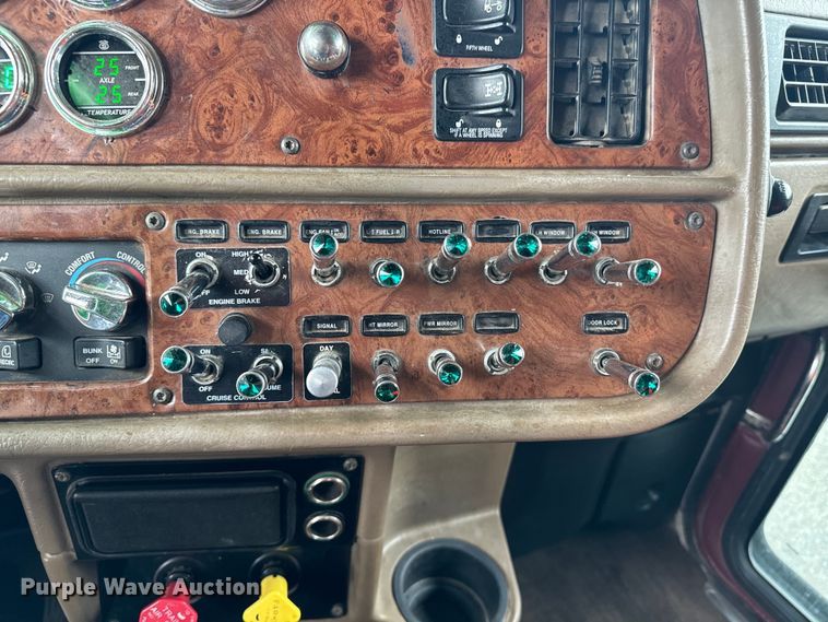 image for item EE7484 2005 Peterbilt 379 semi truck