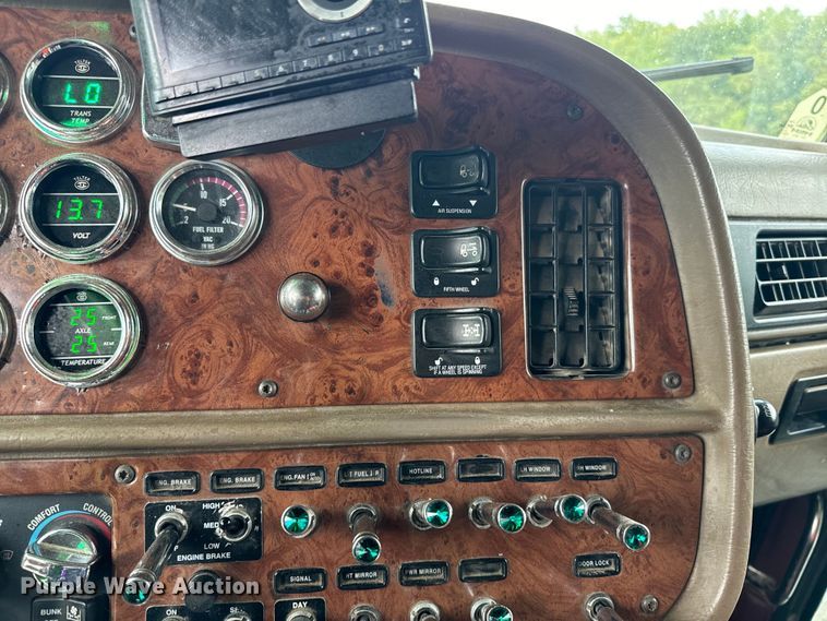 image for item EE7484 2005 Peterbilt 379 semi truck