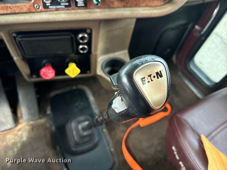 image for item EE7484 2005 Peterbilt 379 semi truck