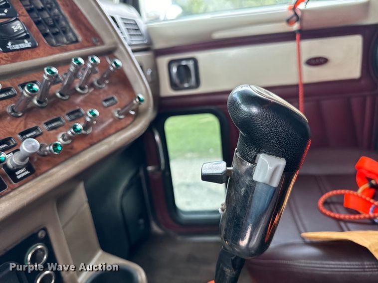 image for item EE7484 2005 Peterbilt 379 semi truck