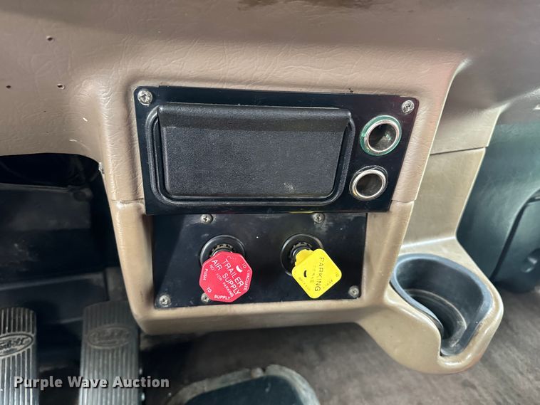 image for item EE7484 2005 Peterbilt 379 semi truck