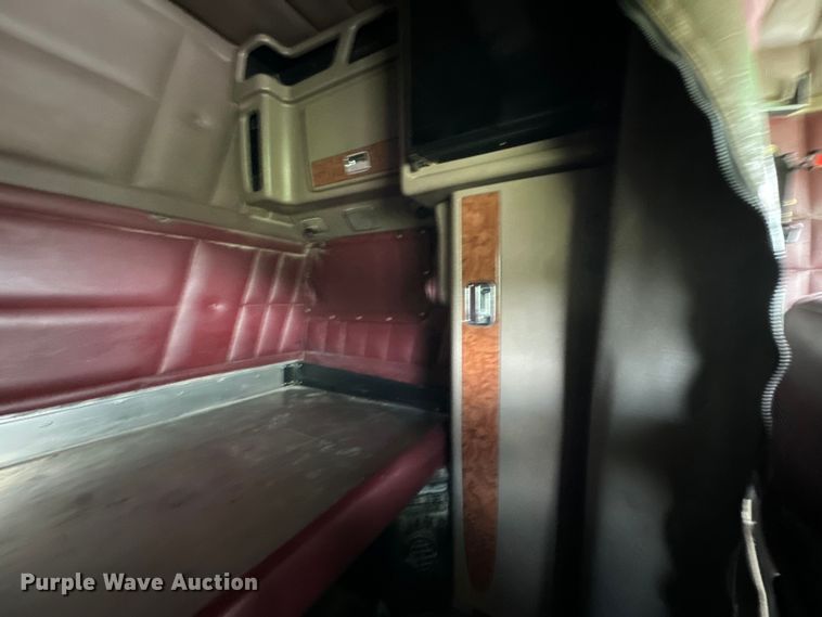 image for item EE7484 2005 Peterbilt 379 semi truck