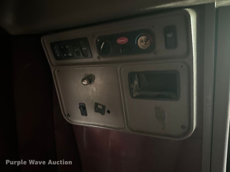 image for item EE7484 2005 Peterbilt 379 semi truck