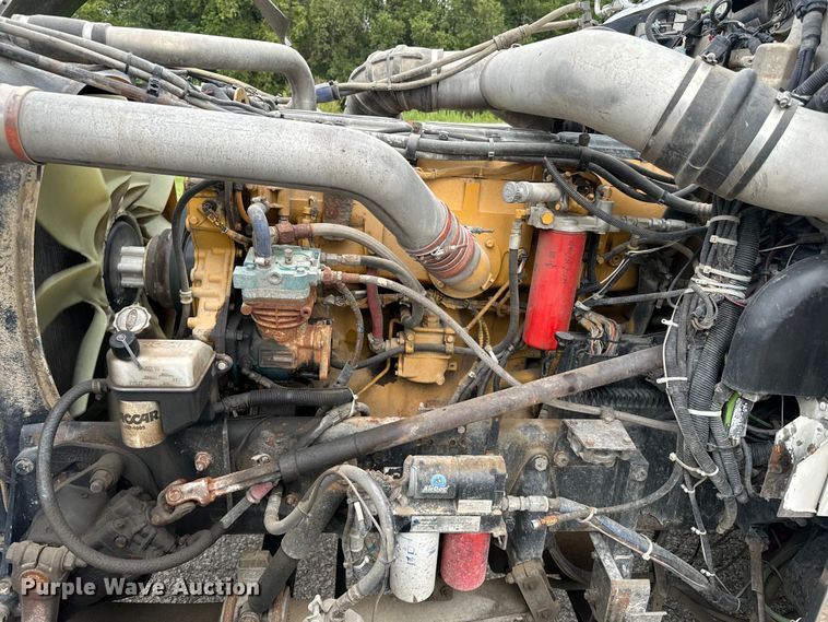 image for item EE7484 2005 Peterbilt 379 semi truck