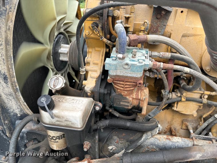 image for item EE7484 2005 Peterbilt 379 semi truck